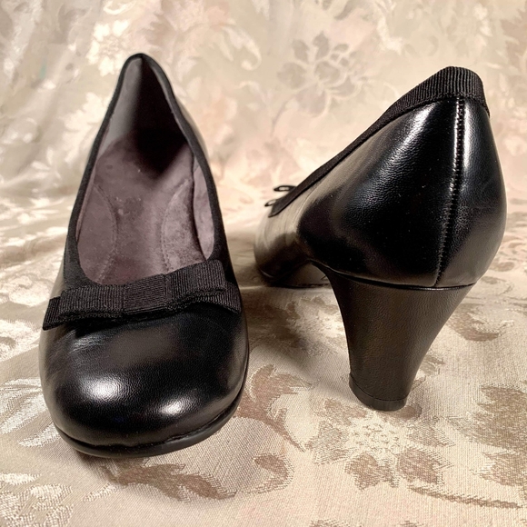 Aerosole Black Leather Pumps with Bow - Picture 3 of 3